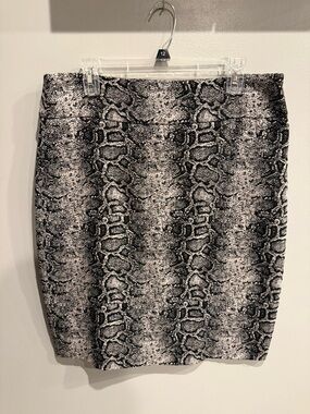 Soho Snake-Print Pencil Skirt in Black and White